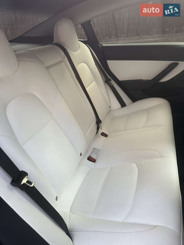 Седан Tesla Model 3 2020 в Києві