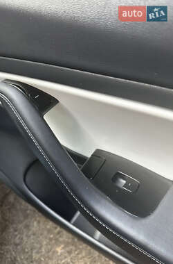 Седан Tesla Model 3 2020 в Киеве
