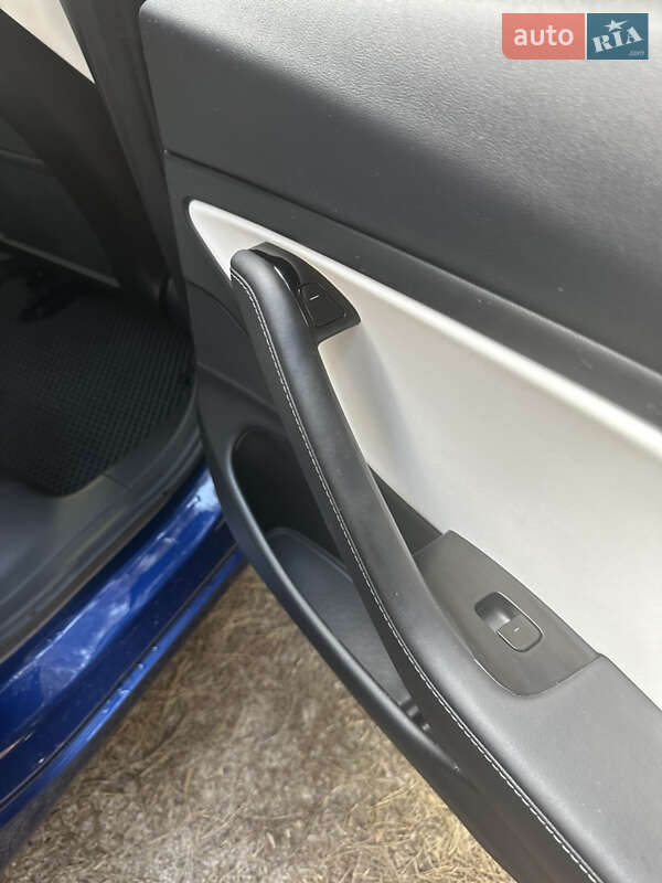 Седан Tesla Model 3 2020 в Києві