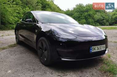Седан Tesla Model 3 2019 в Остроге