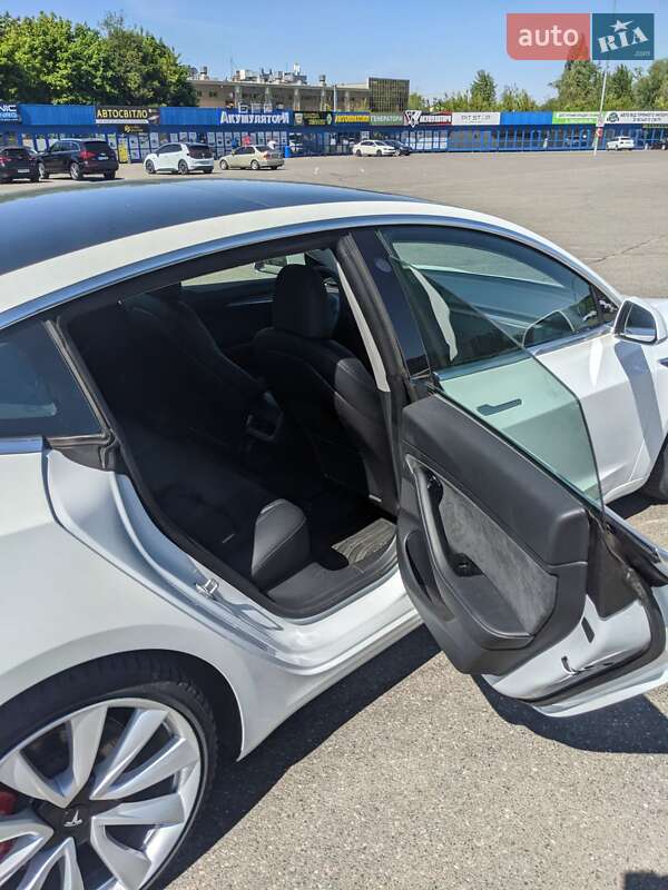 Седан Tesla Model 3 2019 в Киеве