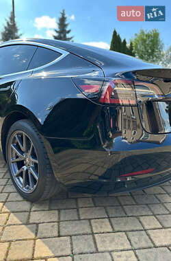 Седан Tesla Model 3 2019 в Ровно