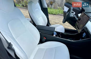 Седан Tesla Model 3 2019 в Ровно