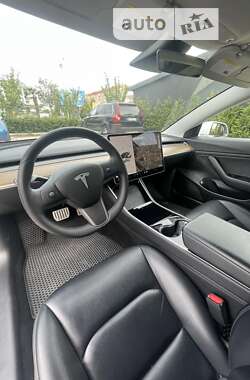 Седан Tesla Model 3 2020 в Ужгороді