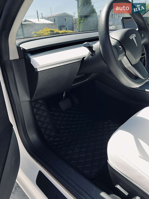 Седан Tesla Model 3 2021 в Кременчуці