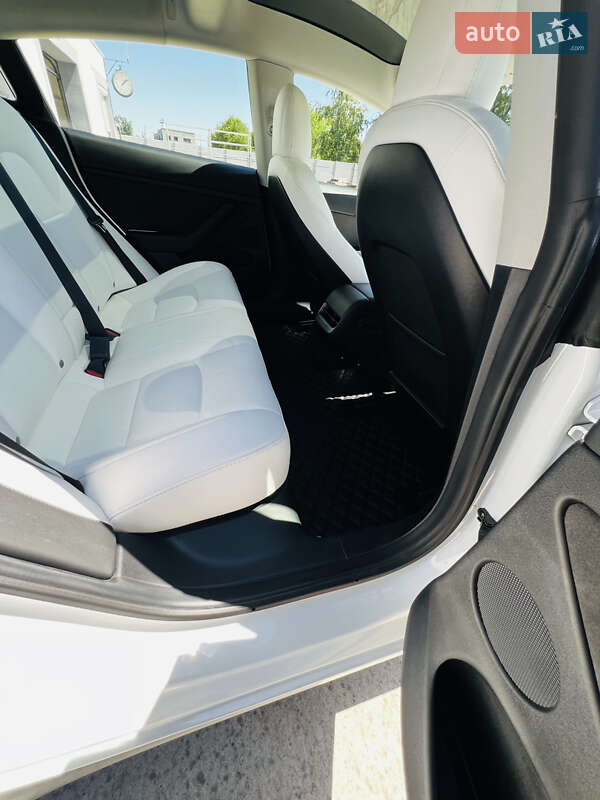 Седан Tesla Model 3 2021 в Кременчуці