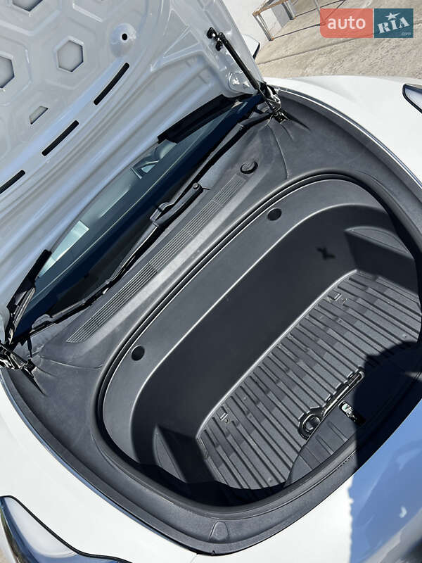 Седан Tesla Model 3 2021 в Кременчуці