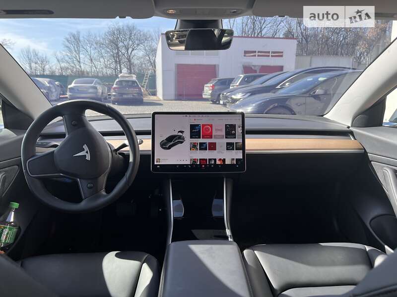Седан Tesla Model 3 2020 в Львове