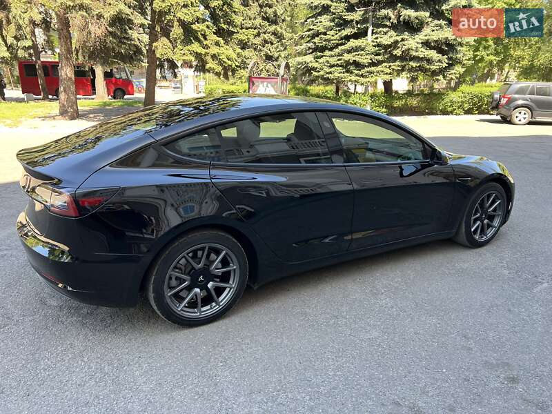 Седан Tesla Model 3 2021 в Кам'янському