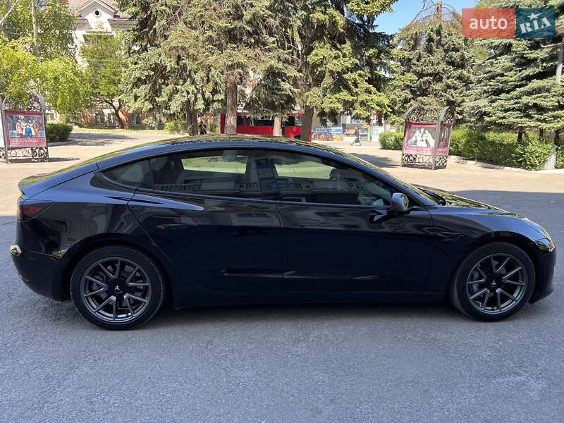 Седан Tesla Model 3 2021 в Кам'янському