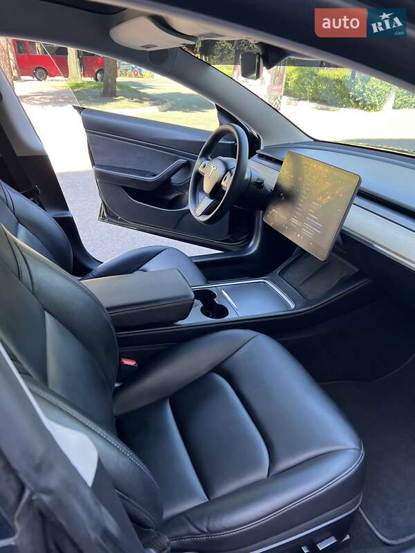 Седан Tesla Model 3 2021 в Кам'янському
