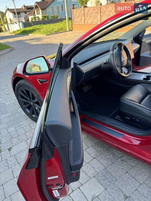 Седан Tesla Model 3 2022 в Ровно