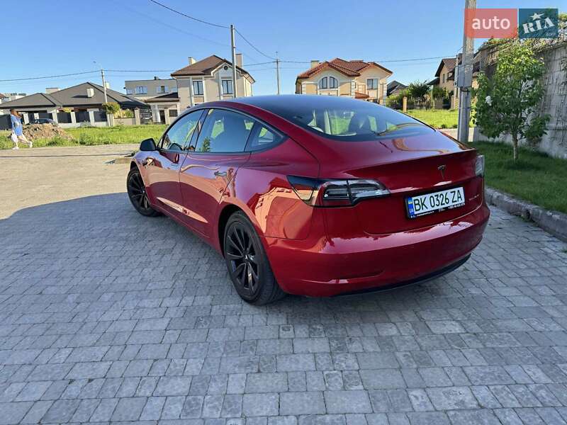Седан Tesla Model 3 2022 в Ровно
