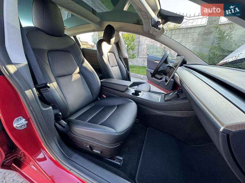 Седан Tesla Model 3 2022 в Ровно
