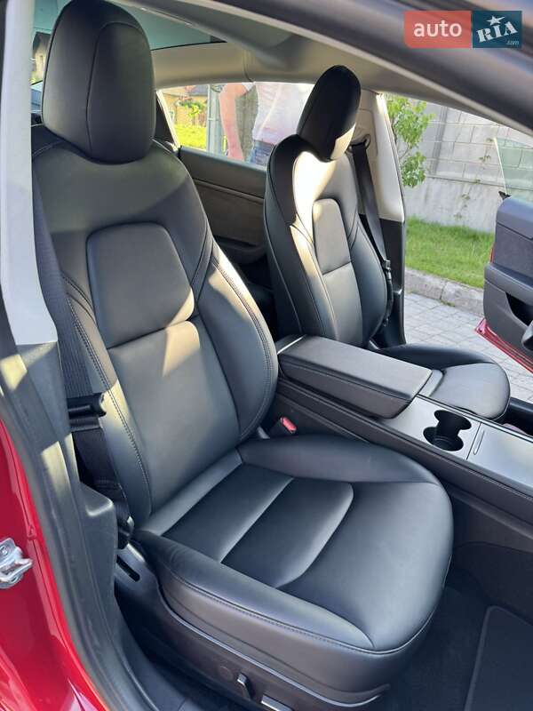 Седан Tesla Model 3 2022 в Ровно