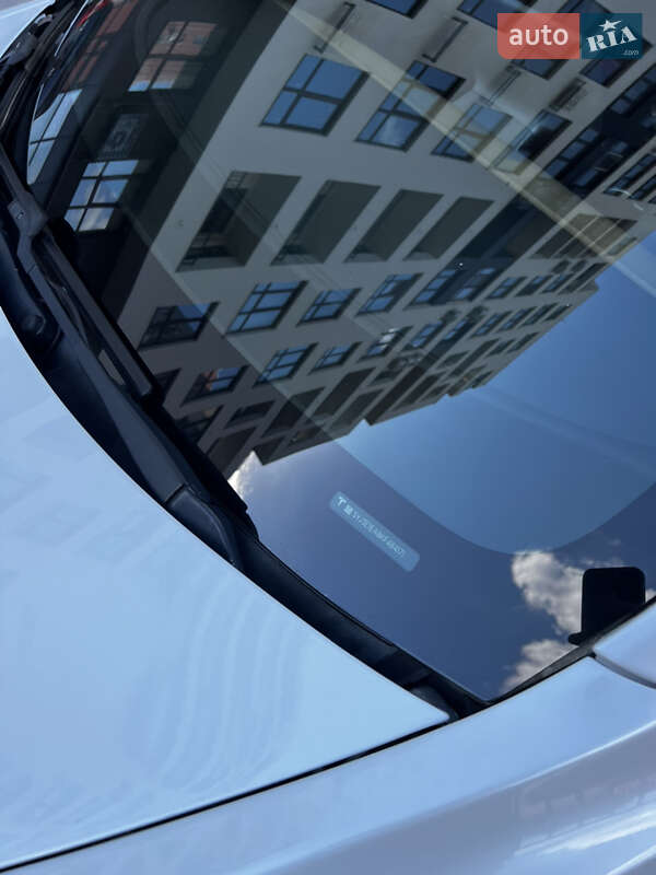 Седан Tesla Model 3 2019 в Львове