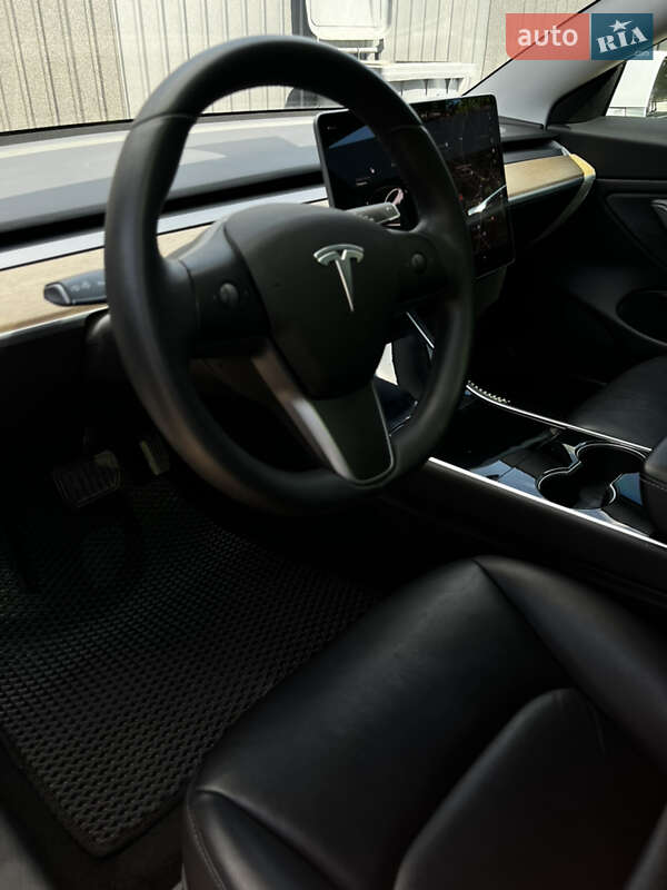 Седан Tesla Model 3 2019 в Львове