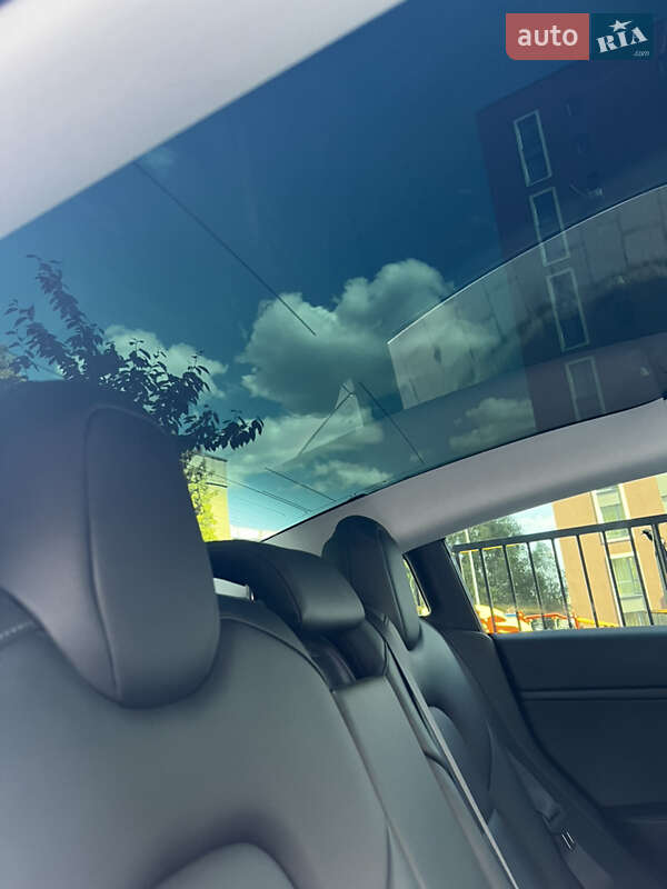 Седан Tesla Model 3 2019 в Львове