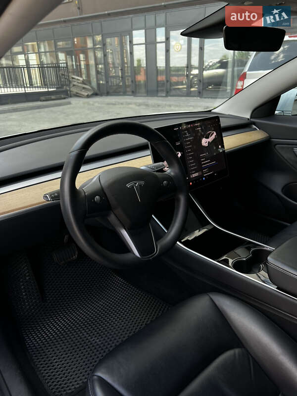 Седан Tesla Model 3 2019 в Львове