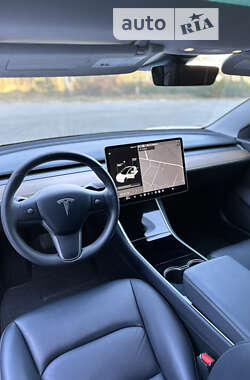 Седан Tesla Model 3 2020 в Ровно