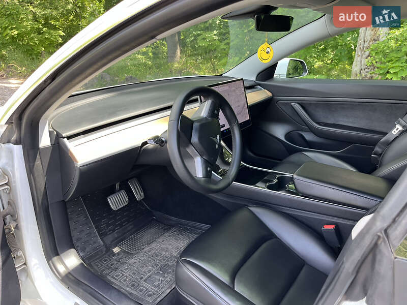 Седан Tesla Model 3 2020 в Новомосковську