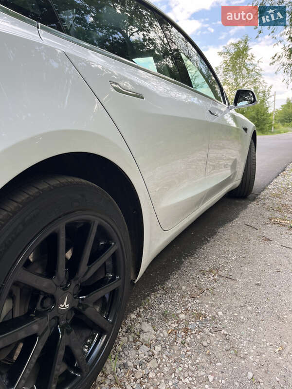 Седан Tesla Model 3 2020 в Новомосковську