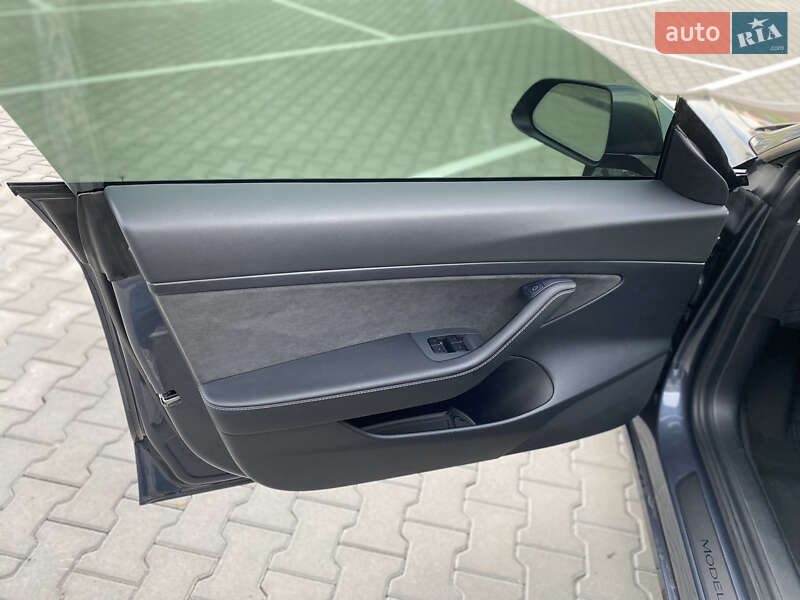 Седан Tesla Model 3 2020 в Луцке