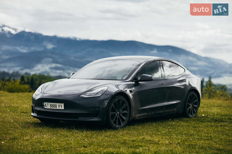 Седан Tesla Model 3 2020 в Яремчі