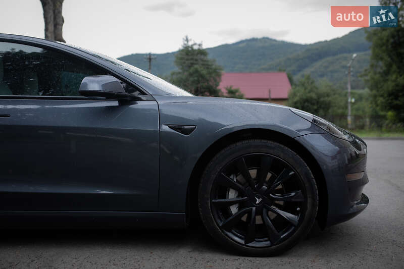 Седан Tesla Model 3 2020 в Яремче