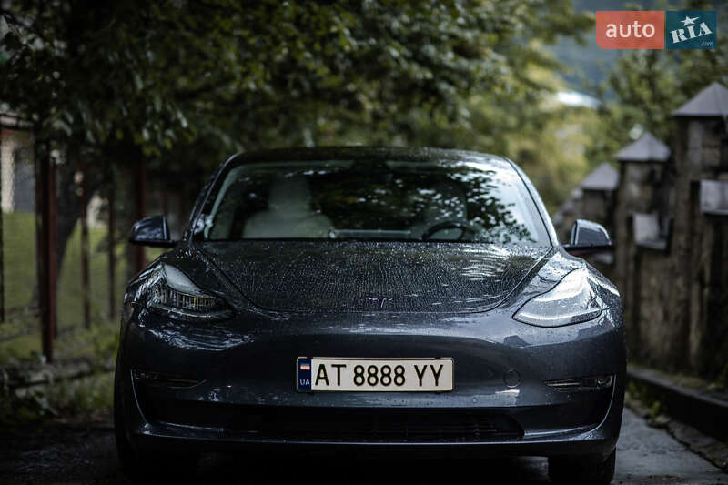 Седан Tesla Model 3 2020 в Яремче