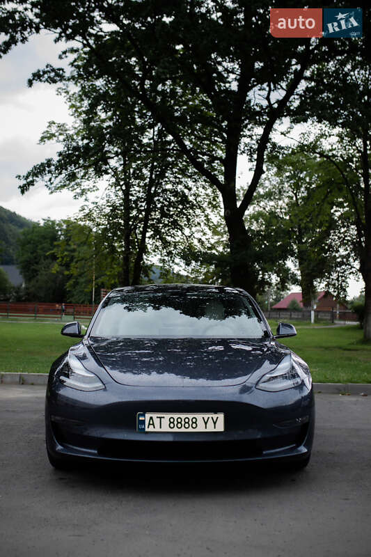 Седан Tesla Model 3 2020 в Яремче