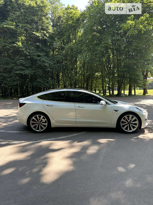 Седан Tesla Model 3 2018 в Львове
