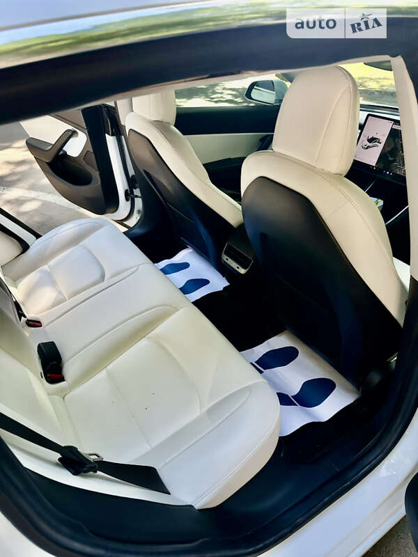 Седан Tesla Model 3 2018 в Львове