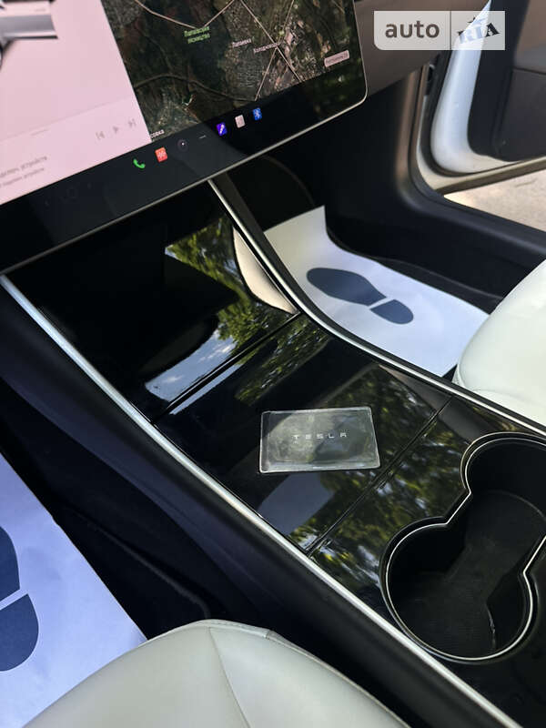 Седан Tesla Model 3 2018 в Львове