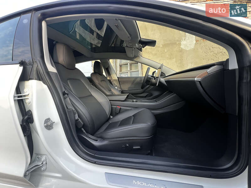 Седан Tesla Model 3 2019 в Луцке