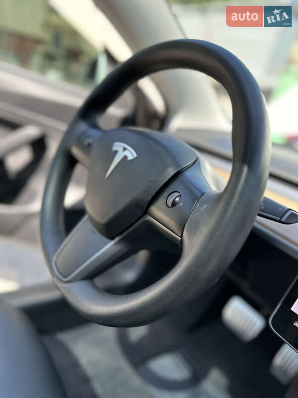 Седан Tesla Model 3 2020 в Києві