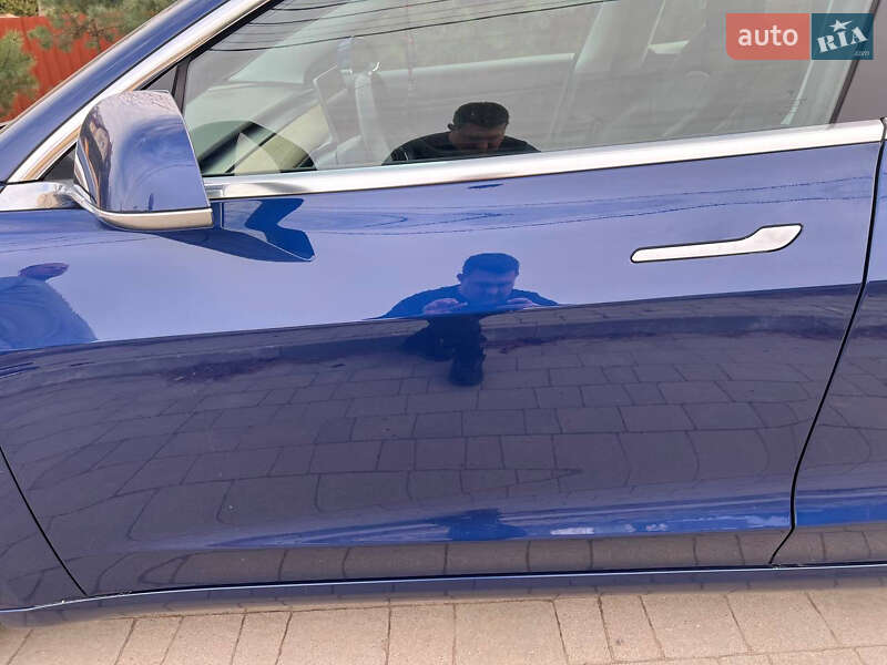 Седан Tesla Model 3 2019 в Львове