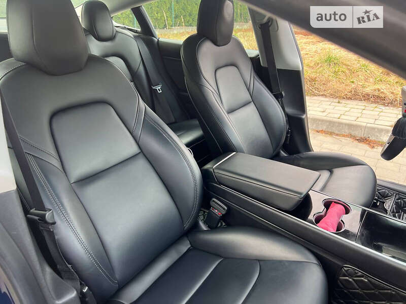 Седан Tesla Model 3 2019 в Львове
