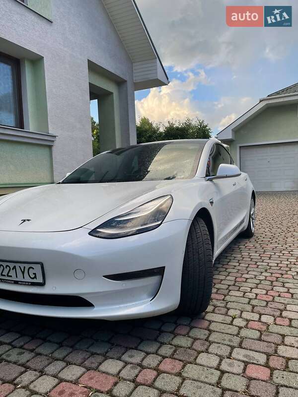 Седан Tesla Model 3 2019 в Ужгороді