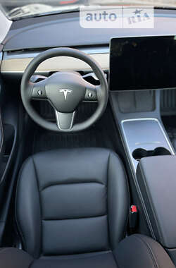 Седан Tesla Model 3 2022 в 