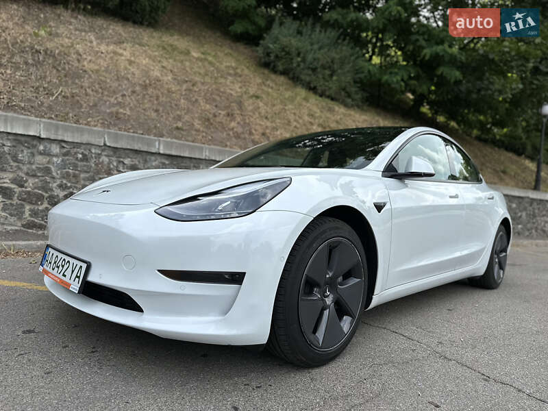 Седан Tesla Model 3 2022 в 