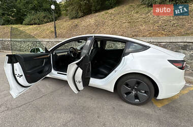 Седан Tesla Model 3 2022 в 