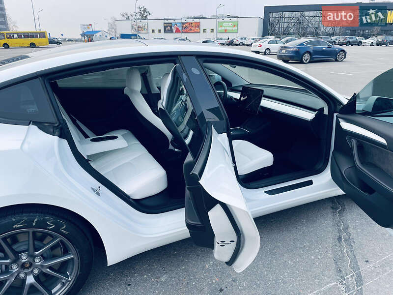 Седан Tesla Model 3 2021 в Киеве