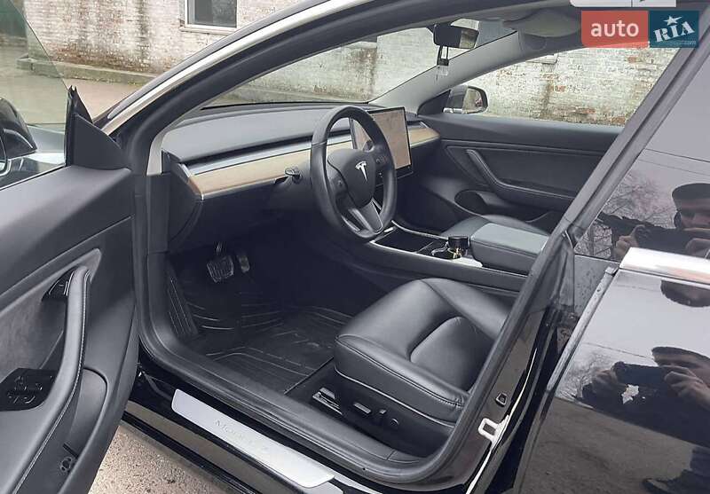 Седан Tesla Model 3 2019 в Львове
