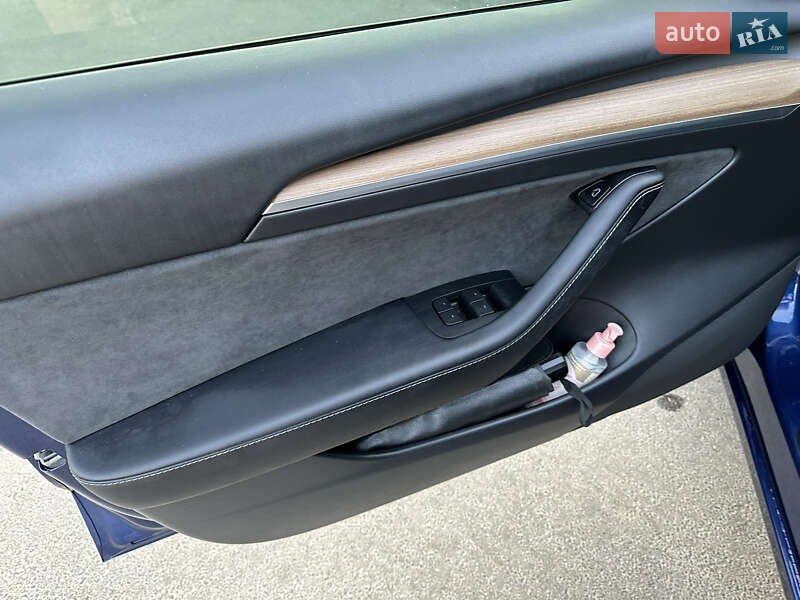 Седан Tesla Model 3 2021 в Виннице