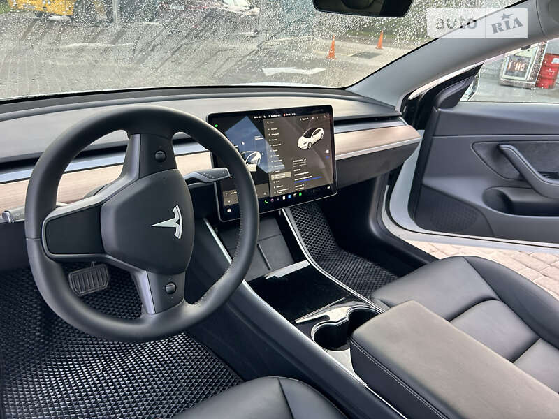 Седан Tesla Model 3 2020 в Львове