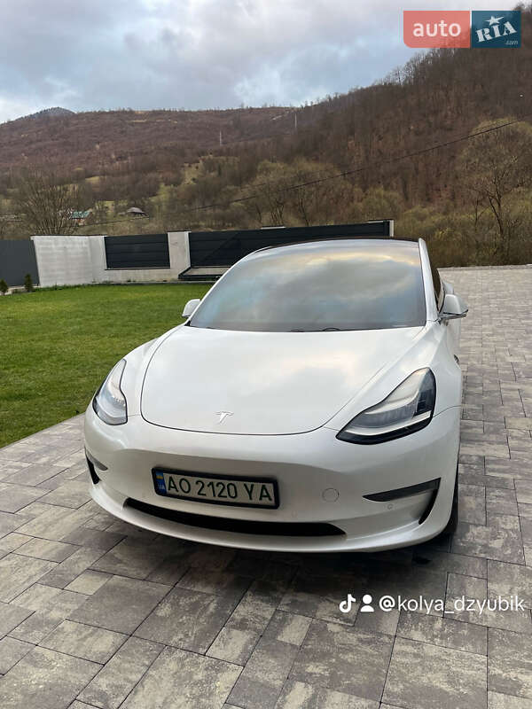 Седан Tesla Model 3 2019 в Міжгір'ї