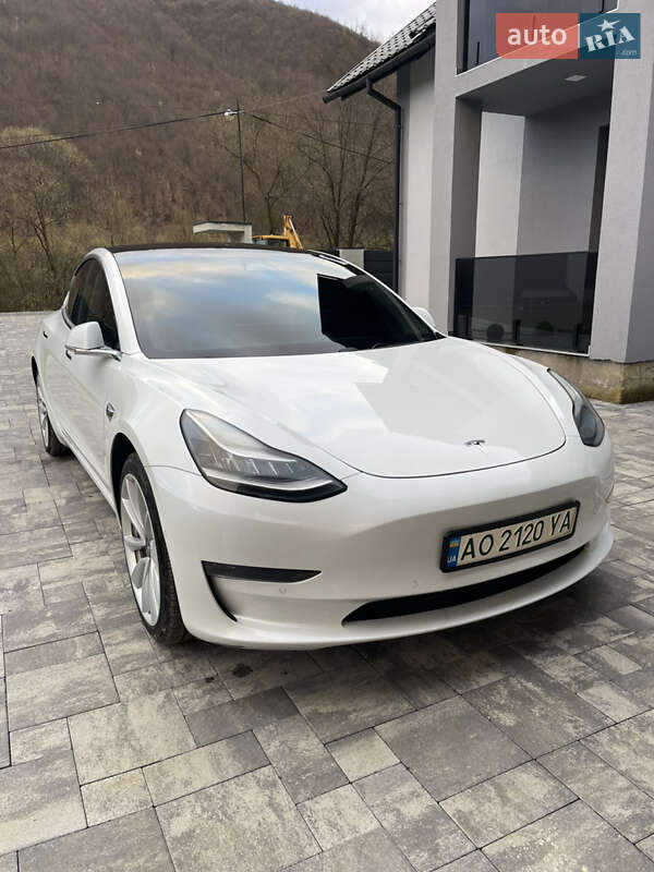 Седан Tesla Model 3 2019 в Міжгір'ї