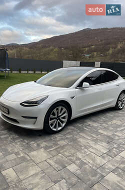 Седан Tesla Model 3 2019 в Міжгір'ї