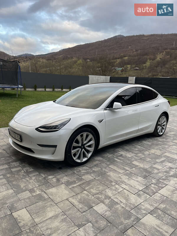 Седан Tesla Model 3 2019 в Міжгір'ї